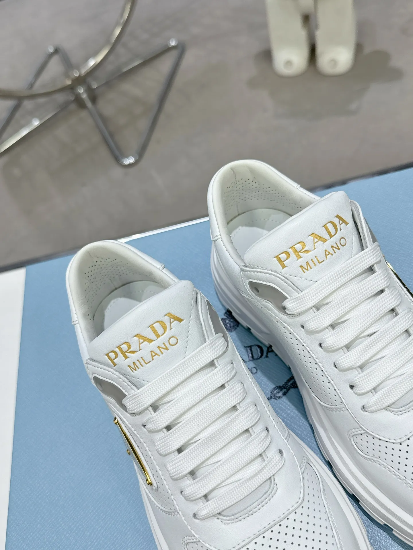 👟👟Ex-factory price 600👟👟 PRADA ²⁰²5𝐬𝐬Prada’s new product comes with strength! ❣️Many Internet celebrities have the same style, fashionable and versatile nice items, original shoes are developed and purchased from Italian counters, and are reproduced 1:1 according to the original taste. This year’s theme is not to be defined, embodying texture through simplicity💛From thick-soled sneakers to zigzag short boots to 2024 flat shoes, everything reveals a sure-fire momentum...combining gentleness and handsomeness, the finishing touch for women❤️ The top-grade open-edge beaded cowhide with imported cowhide triangle logo is consistent with the original version, the wear-resistant and ultra-light two-color outsole, and the sheepskin lining are breathable and comfortable. ⚛Size: Women's 35-40 ⚛Size: Men's 39-45 Original packaging accessories. ⚛